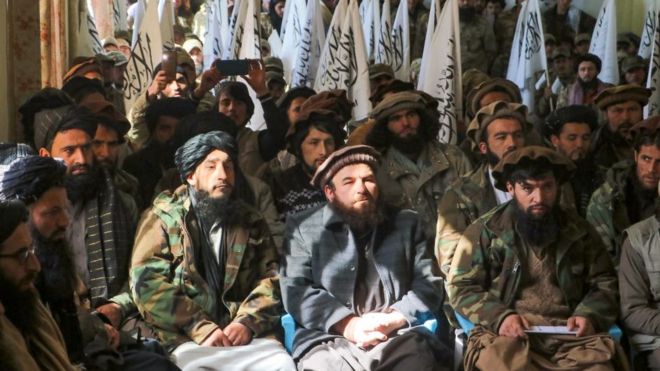رجال في حفل تخرج أعضاء جدد من طالبان