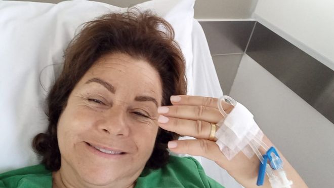Simone Barbosa sonriente en una cama de hospital