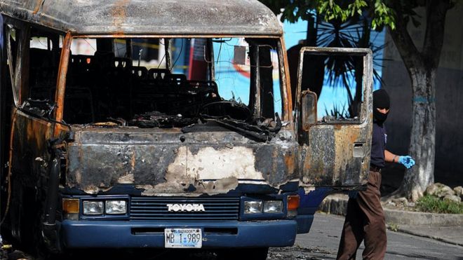 Microbus atacado en Mejicanos.