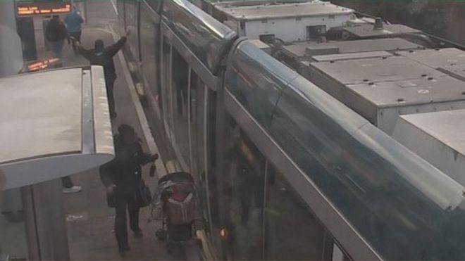 Видеонаблюдение, показывающее коляску в дверях трамвая