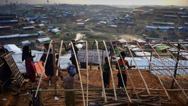 Семья беженцев из рохингья 22 ноября 2017 года восстановила временное убежище в лагере беженцев Балухали в бангладешском районе Укхия