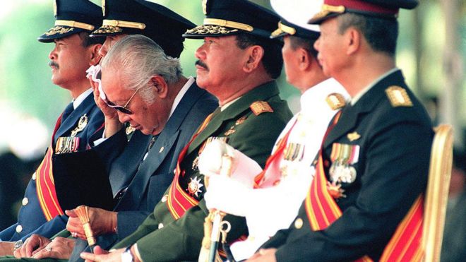 Presiden kedua Suharto (ketiga dari kiri) saat menyaksikan perayaan HUT ke-50 Angkatan Bersenjata Republik Indonesia (ABRI) di Lanud Halim Perdanakusuma.