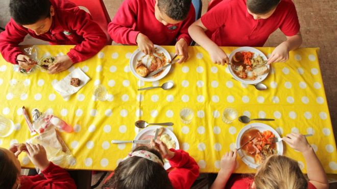 Ученики едят здоровую пищу в рамках школьного плана питания