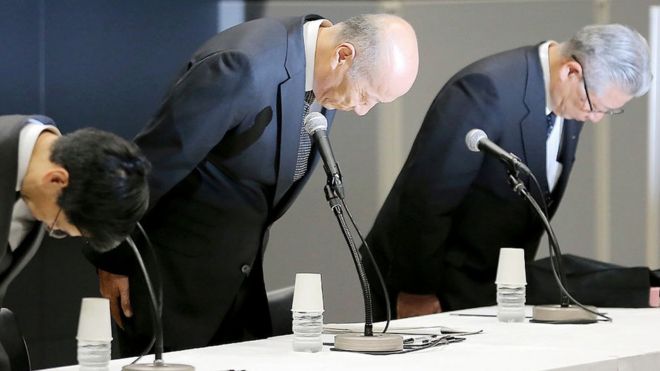 Тадаши Исии (C), президент крупнейшего в Японии рекламного агентства Dentsu, кланяется с другими руководителями во время пресс-конференции в Токио в декабре 2016 года