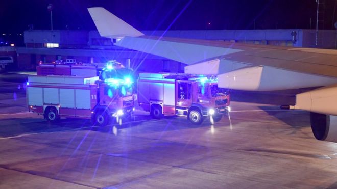 Пожарные машины видны изнутри самолета Конрада Аденауэра в Кельне, Германия, 29 ноября 2018 года