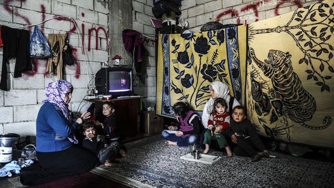 Suriyeli bir aile Hatay'da kaldıkları evlerinde