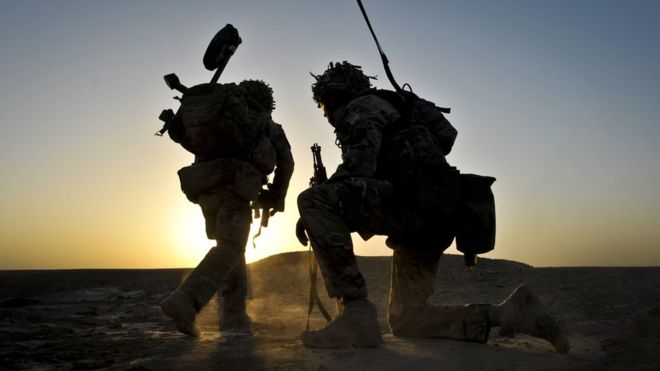Британские солдаты в пешем патрулировании на рассвете в районе Нахр-и Сарадж, провинция Гильменд, Афганистан