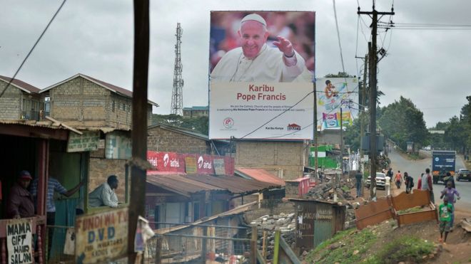 Плакат Папы в трущобах Кангеми, Кения