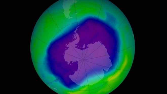 Eh 1985, los cientificos encontraron un "hueco" en la capa de ozono relacionado con los gases CFC.