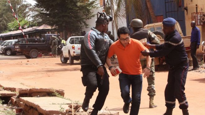 Малийские войска помогают заложнику, центру, покинуть сцену отеля
