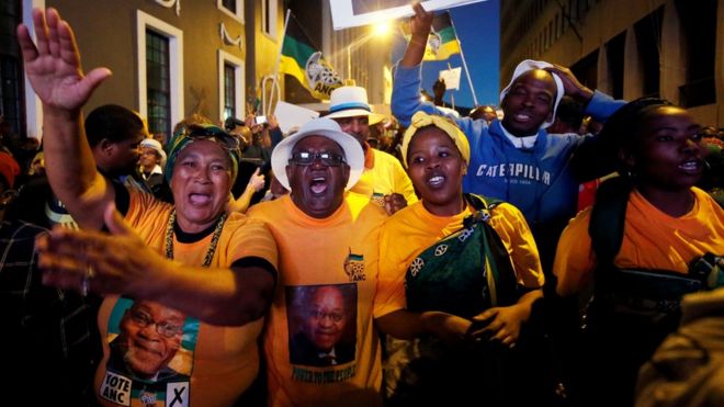 Сторонники Pro-Zuma празднуют после того, как вотум недоверия президенту Джейкобу Зуме провалился в Кейптауне, Южная Африка, 8 августа 2017 г.