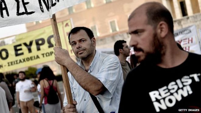 Демонстранты проводят митинг у здания парламента Греции в Афинах 22 июля 2015 года