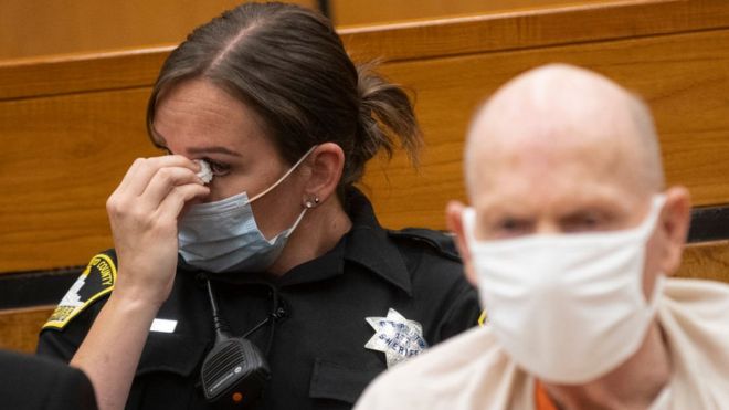 Офицер полиции Сакраменто вытирает глаза в суде, слушая заявления потерпевших о ударах