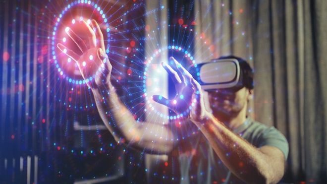 Человек носить гарнитуру VR и взаимодействовать с графикой