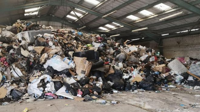 Перед началом уборки на складе в промышленной зоне Эдендерри были свалены мусор