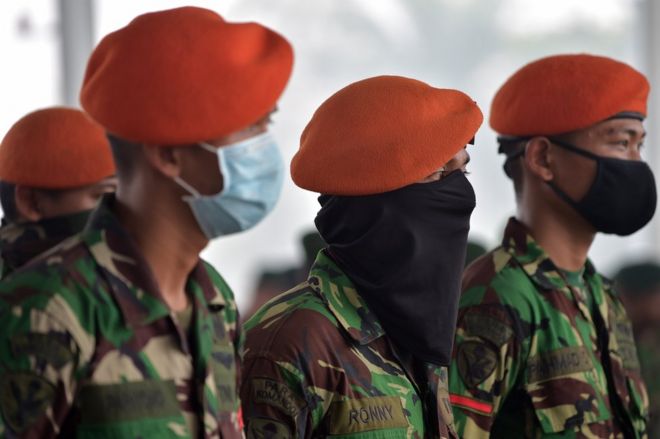 Военнослужащие ВВС Индонезии посещают военную перекличку в военном аэропорту Рёсмин Ноеджадин перед тем, как подкрепить пожарных во время тушения пожаров в Пеканбару, провинция Риау, 15 сентября 2015 года