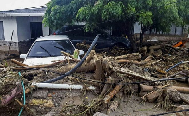 Autos impactados por la avalancha.