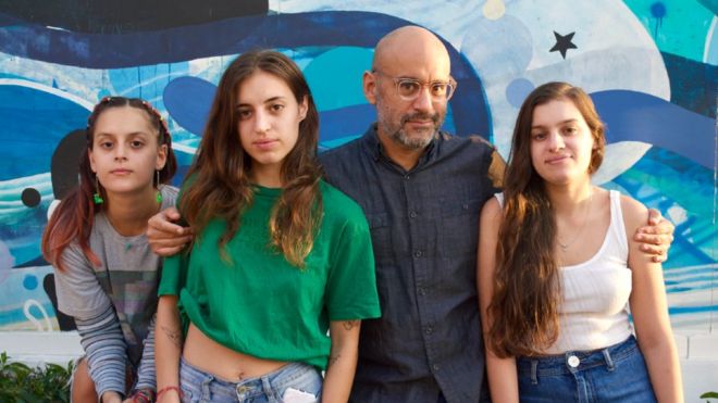 Gustavo Rodríguez con sus hijas Alesia, Maira y Malú.