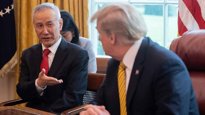 Вице-премьер Китая Лю Хе (слева) беседует с президентом США Дональдом Трампом во время торговой встречи в Овальном кабинете в Белом доме в Вашингтоне, округ Колумбия, 4 апреля 2019 года