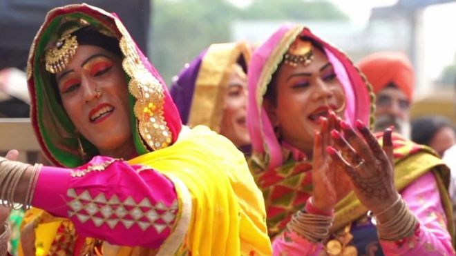 ترتدي هذه المجموعة من الرجال في إقليم البنجاب بالهند ملابس النساء ليأدوا رقصة "غدا"، وهي رقصة شعبية شهيرة هناك.