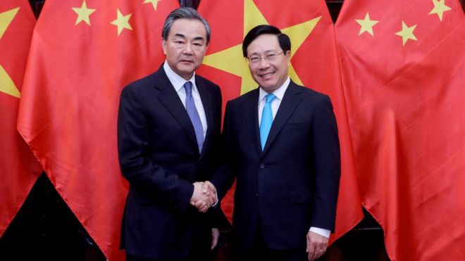 Bộ trưởng Ngoại giao VN Phạm Bình Minh (phải) bắt tay Bộ trưởng Ngoại giao và Ủy viên Nhà nước Trung Quốc Vương Nghị (L) tại Hà Nội vào ngày 1/4/2018