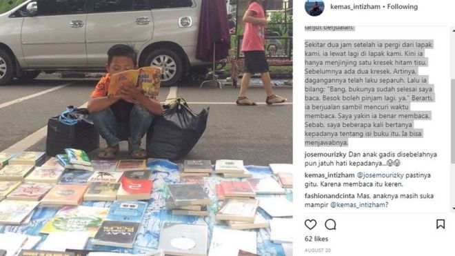 Anak membaca buku