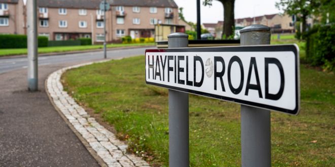 Знак Hayfield Road, Киркалди