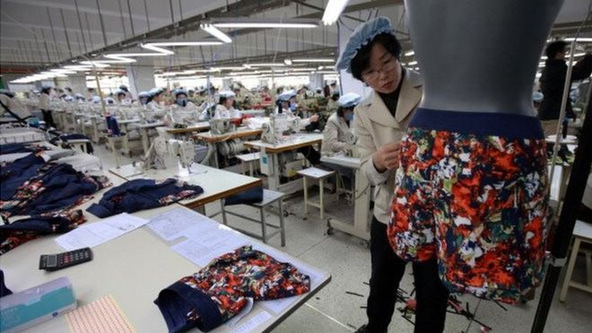Северокорейские работники работают на конвейере завода южнокорейской компании на промышленном комплексе Кэсон 19 декабря 2013 года в Кэсон, Северная Корея.