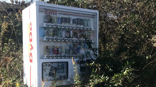 Японский торговый автомат лежит в Фукусиме.