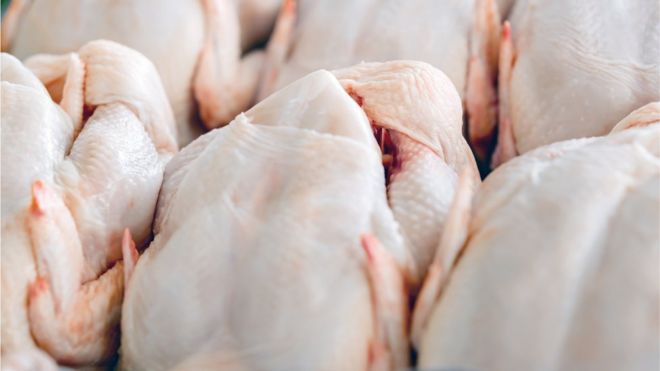 Химическая промывка используется в США для уничтожения бактерий на сырой курице, но в ЕС она запрещена