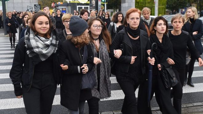 Митингующие одеты в черное во время общенациональной женской забастовки в Варшаве, Польша, 3 октября 2016 года.