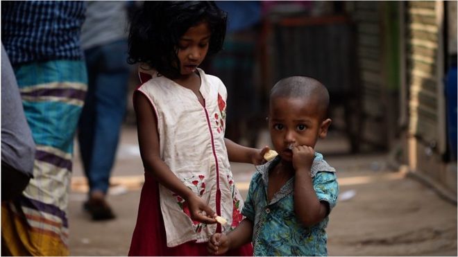 মা কাজে গেছেন তাই ভাইকে সামলে রাখছে বোন