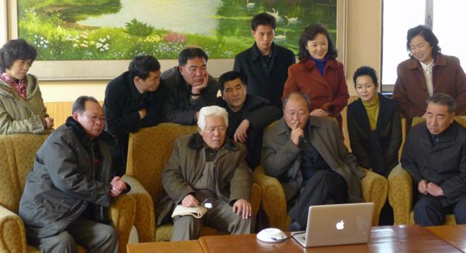 Северокорейские кинематографисты смотрят короткометражный фильм