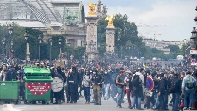 Протестующие собрались во время демонстрации против предложенных трудовых реформ возле Большого дворца в Париже 14 июня 2016 года