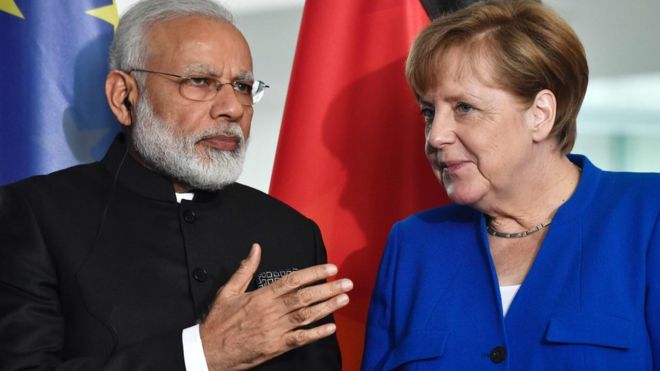 Канцлер Германии Ангела Меркель (справа) и премьер-министр Индии Нарендра Моди выступают после пресс-конференции по итогам переговоров и подписания соглашений в Канцелярии в Берлине 30 мая 2017 года