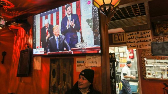 Мужчина наблюдает за речью Трампа в бруклинском баре