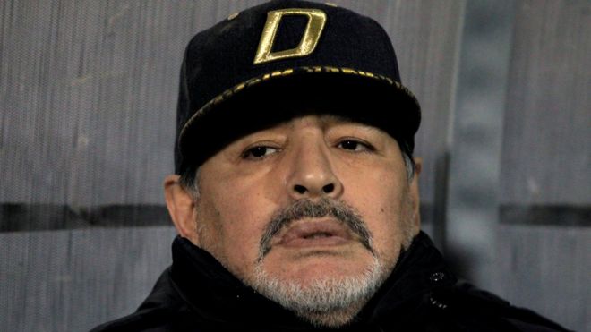 Диего Марадона выглядит обеспокоенным на футбольном матче в Мексике, ноябрь 2018 года