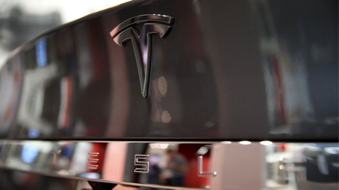 Изображение значка Тесла на багажнике автомобиля