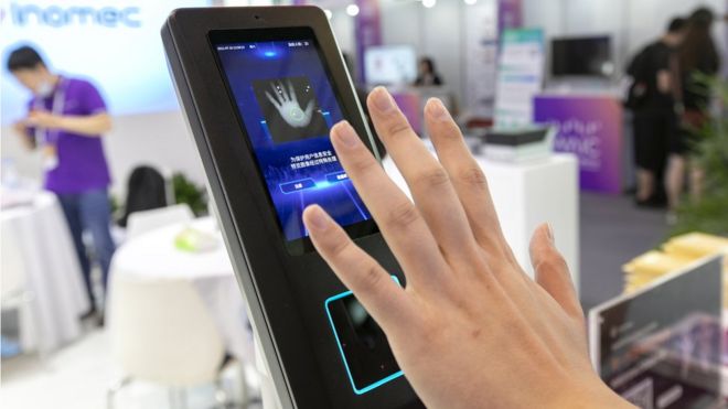 Escáner de reconocimiento de palma de mano.