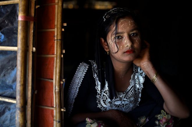 13-летняя беженка из рохингья Джухара Бегум позирует фотографу, когда она носит пасту Танака в лагере Джамтоли на базаре Кокса, Бангладеш