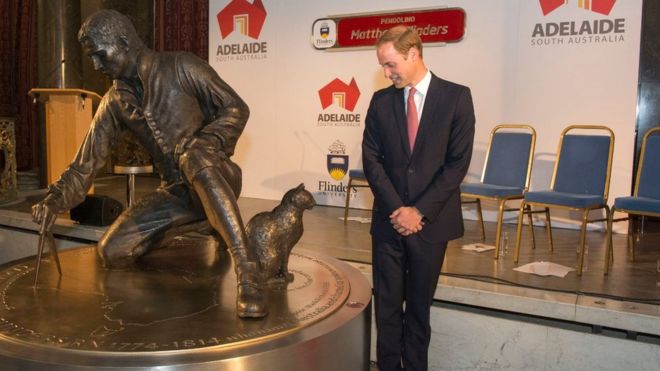 Принц Уильям, герцог Кембриджский, смотрит на статую кошки капитана Флиндерса «Трим», когда он открывает статую в честь капитана Мэтью Флиндерса, первого картографа, совершившего кругосветное плавание в Австралии и идентифицирующего ее как континент, 18 июля 2014 года в Доме Австралии в Лондоне, Англия