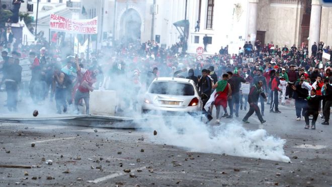 Столкновения демонстрантов с полицией в Алжире