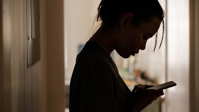 Una mujer en su teléfono