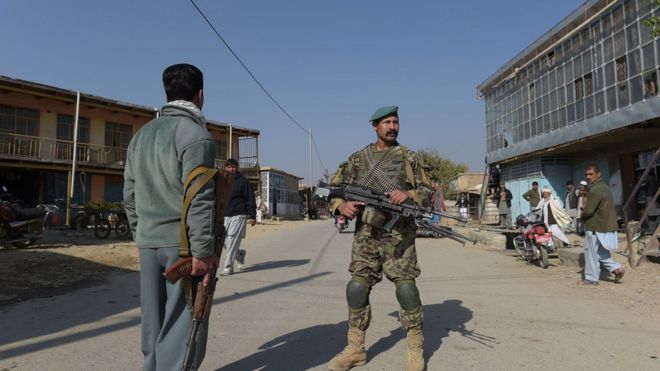 Афганские охранники следят за крупнейшей военной базой США в Баграме, в 50 км к северу от Кабула, после взрыва 12 ноября 2016 года.
