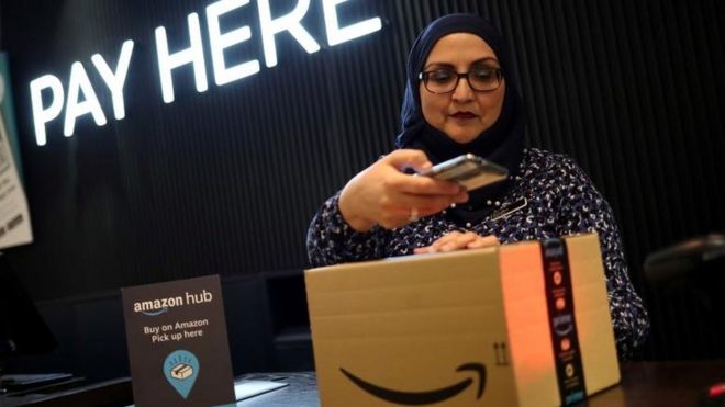 Работник магазина демонстрирует Amazon Counter