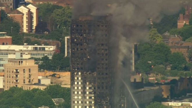 ロンドン西部の高層公営住宅が炎上、複数死亡と