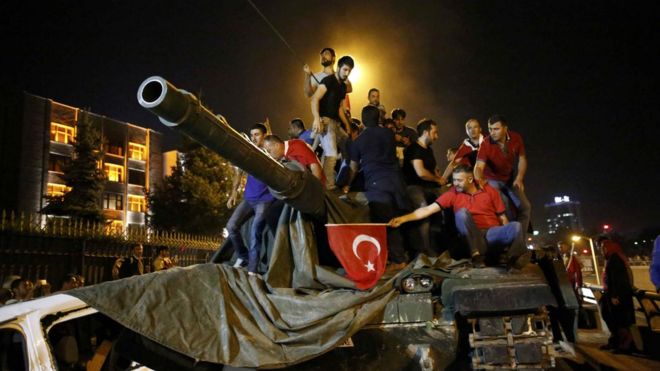 Manifestantes capturam tanque em Ankara