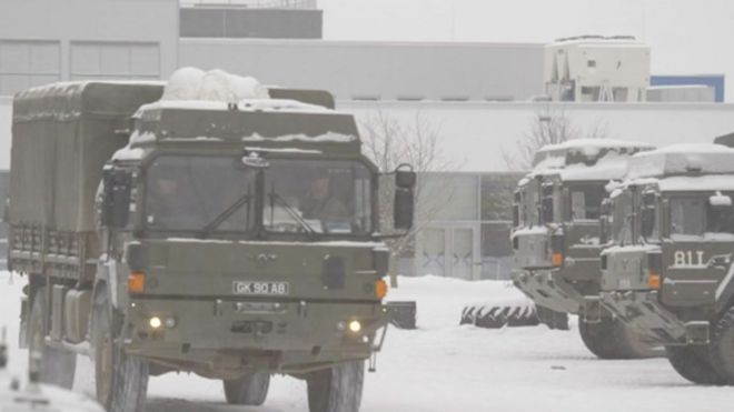 Заснеженный грузовик покидает базу в Тапа, Эстония