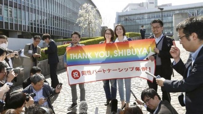 Лесбийские активистки Хироко Масухара (в центре слева) и ее партнер Коюки Хигаси (в центре справа) разговаривают со СМИ с трансгендерным активистом Фумино Сугиямой (слева) и гей-активистом Гон Мацунакой после того, как приход Сибуя в Токио признает однополые партнерства, у здания мэрии Сибуя в Токио на этой фотографии, сделанной Kyodo 31 марта 2015 г.