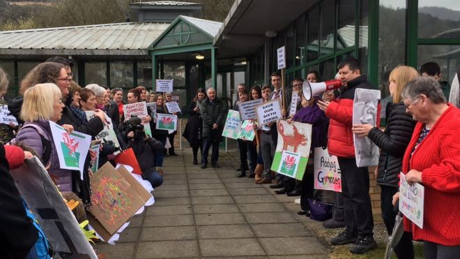 Протестующие против закрытия школ собрались в штаб-квартире совета Rhondda Cynon Taf в Clydach Vale